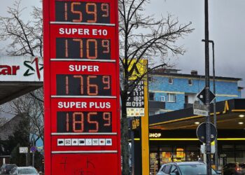 Kraftstoffpreise im Januar deutlich gestiegen 2 Tankstellen (Archiv)