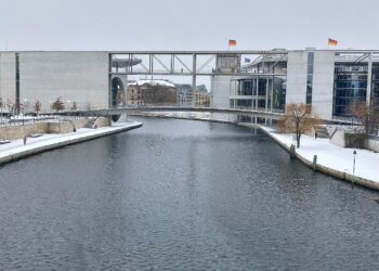Weitere Verzögerung bei Bundestags-Pannenbau 2 Blick auf die Spree zwischen dem Marie-Elisabeth-Lüders-Haus und dem Paul-Löbe-Haus (Archiv)