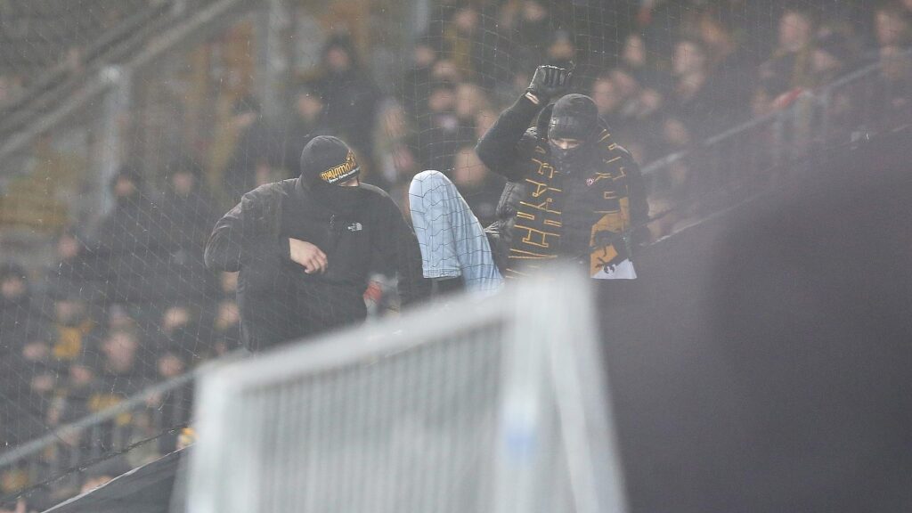 Aggressive und vermummte Fans (Archiv)