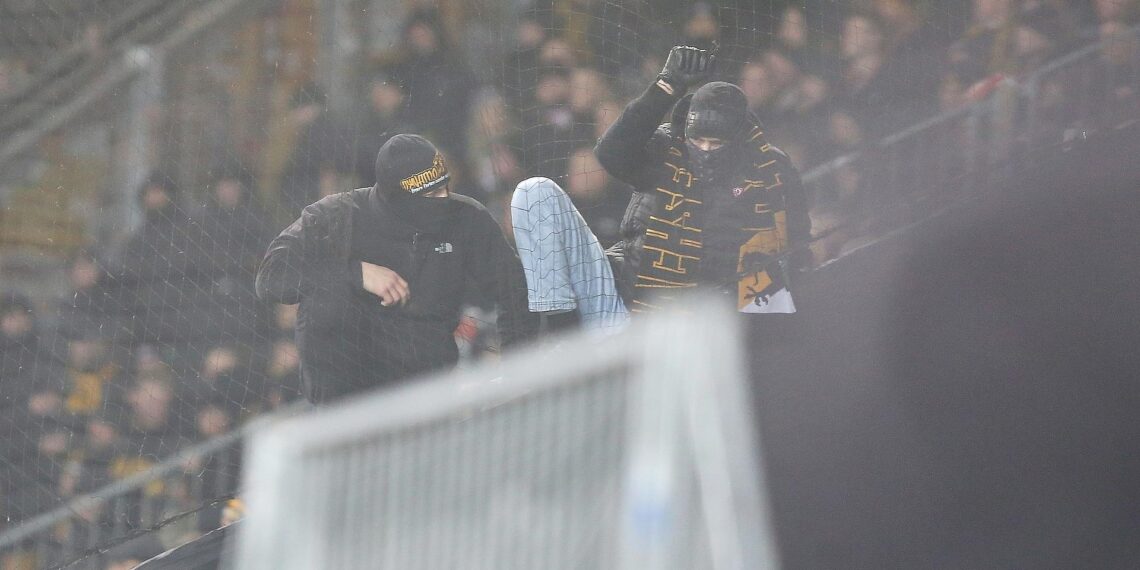 Aggressive und vermummte Fans (Archiv)