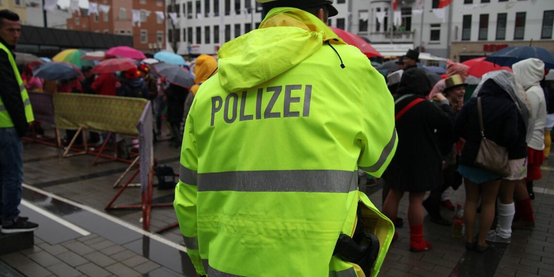 Polizei im Karneval (Archiv)