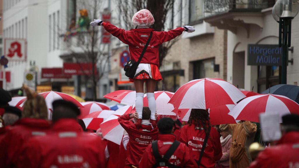 Tanzmariechen im Straßenkarneval (Archiv)