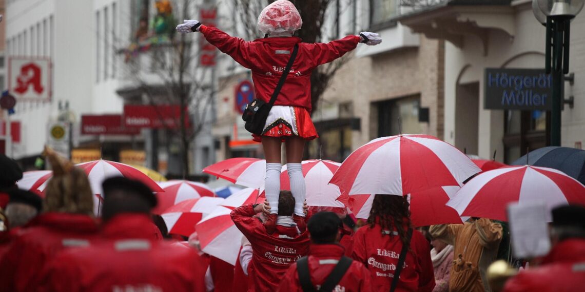 Tanzmariechen im Straßenkarneval (Archiv)