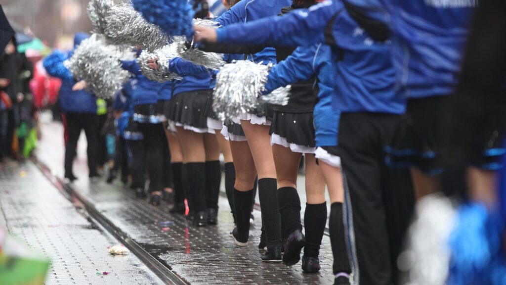 Tanzmariechen im Straßenkarneval (Archiv)