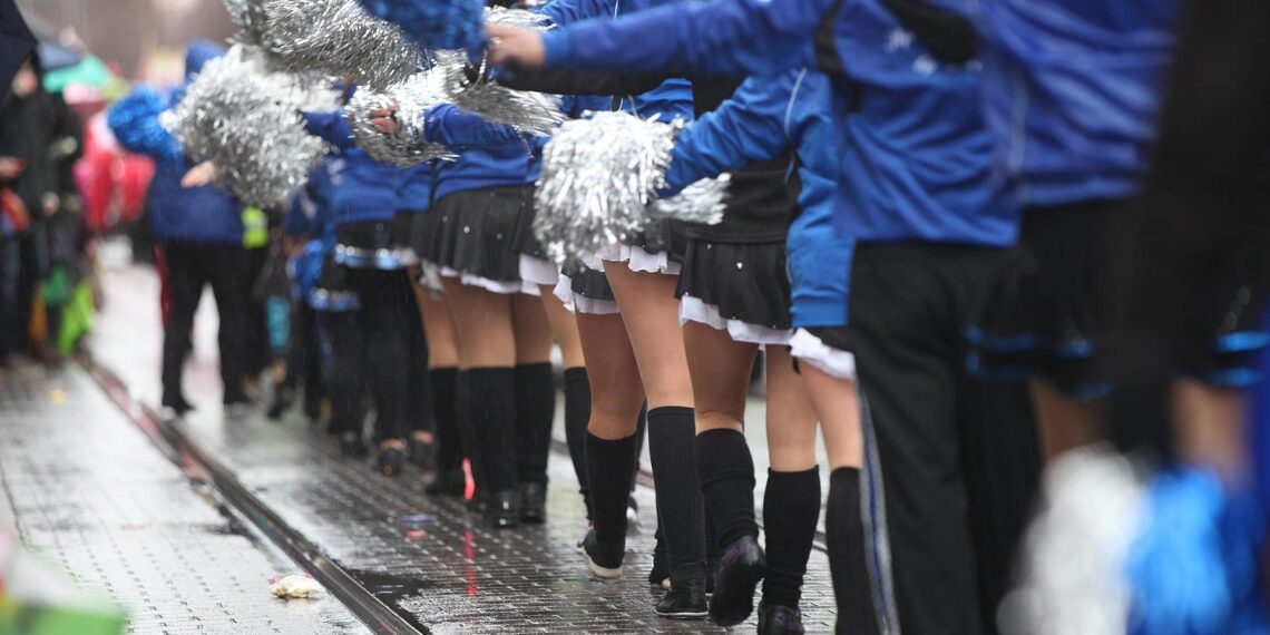 Tanzmariechen im Straßenkarneval (Archiv)