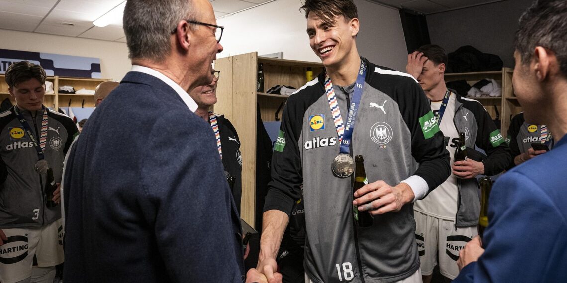 Merz gratuliert deutschen Handballern in der Kabine 1 Friedrich Merz und Julian Köster am 01.02.2026