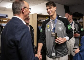 Friedrich Merz und Julian Köster am 01.02.2026