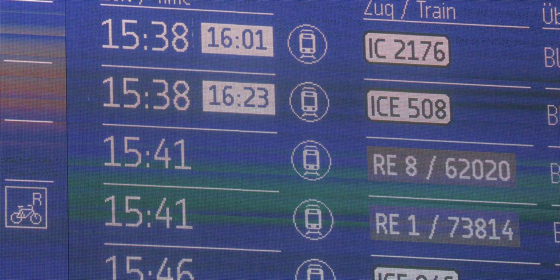 Anzeigetafel bei der Deutschen Bahn (Archiv)