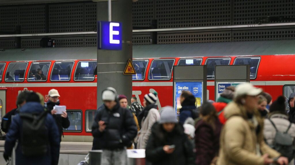 Reisende vor einem Regionalzug (Archiv)
