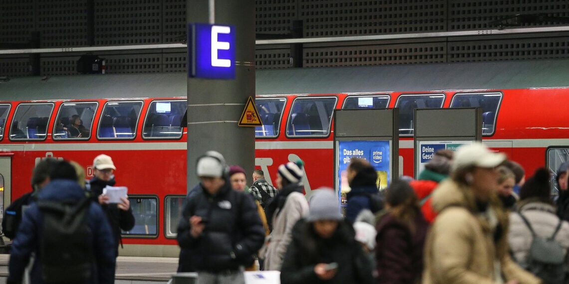Polizeigewerkschaft für Deutschlandticket mit Passfoto 1 Reisende vor einem Regionalzug (Archiv)