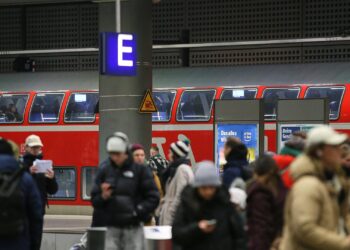 Reisende vor einem Regionalzug (Archiv)
