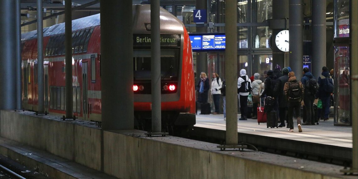 Regionalzug im Bahnhof (Archiv)