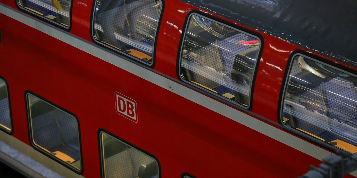 DB-Regio-Betriebsrat will Zusammenlegung von Verkehrsverbünden 1 Regionalzug im Bahnhof (Archiv)