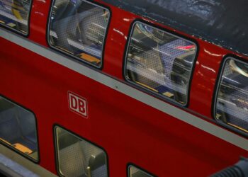 Regionalzug im Bahnhof (Archiv)