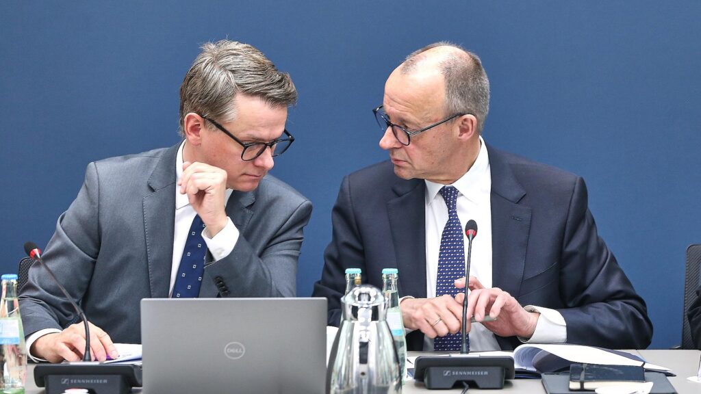 Carsten Linnemann und Friedrich Merz am 09.02.2026