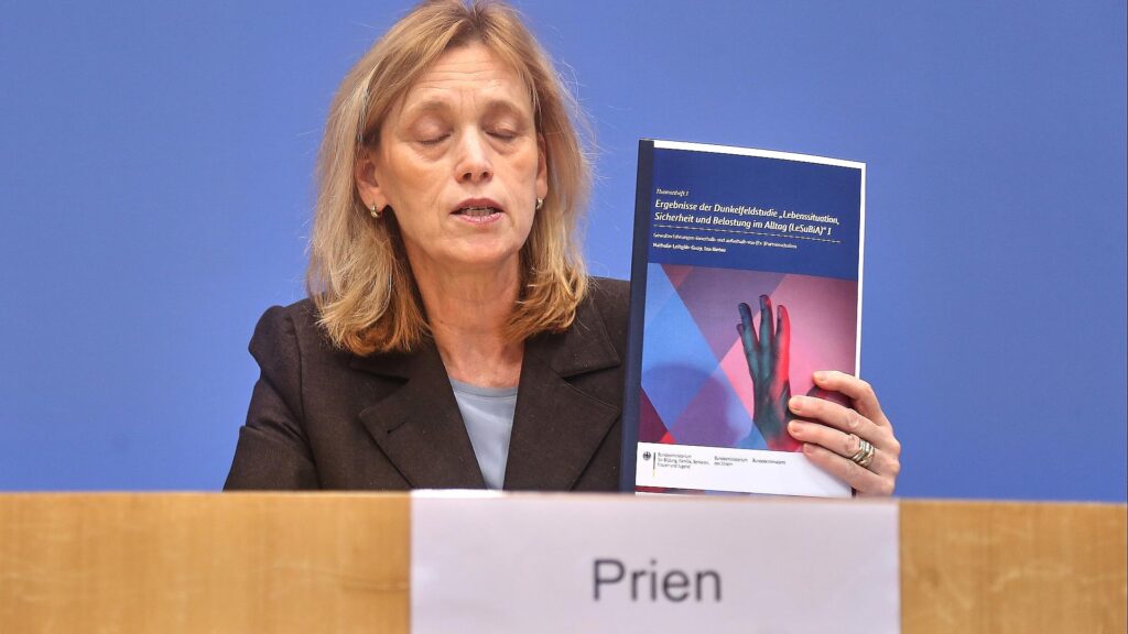 Karin Prien bei der Vorstellung einer Dunkelfeldstudie am 10.02.2026