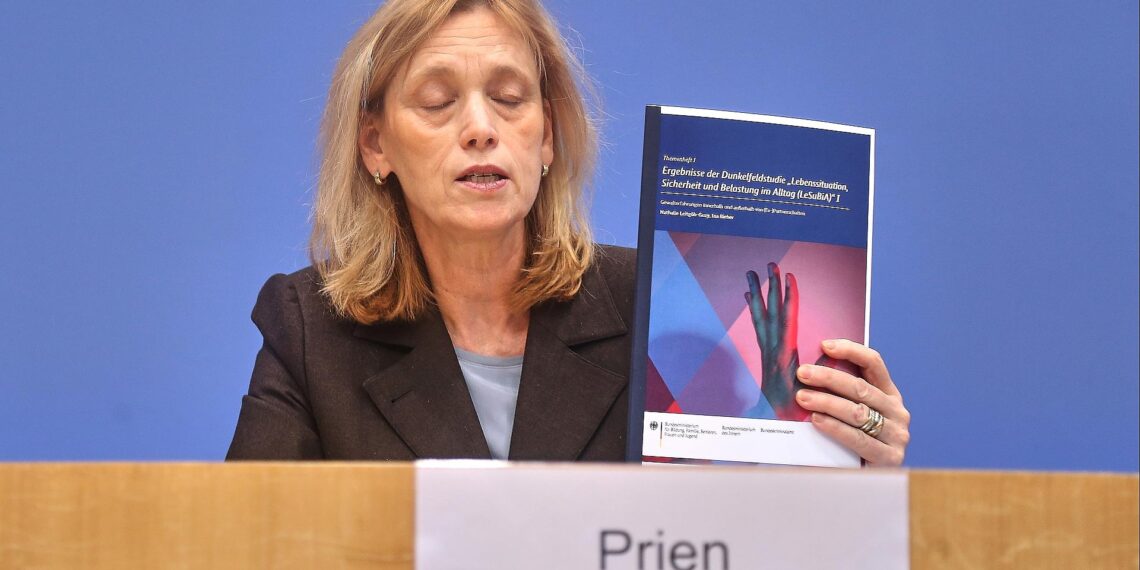 Karin Prien bei der Vorstellung einer Dunkelfeldstudie am 10.02.2026