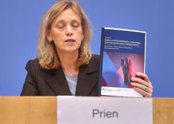 Karin Prien bei der Vorstellung einer Dunkelfeldstudie am 10.02.2026