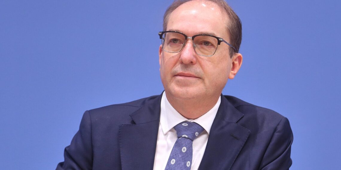 DPolG kritisiert Dobrindts Asylplan als "höchst unseriös" 1 Alexander Dobrindt (Archiv)