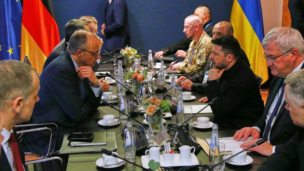 Ukraine-Partner sagen Kiew "neue Anstrengung" in Energiehilfe zu 7 Friedrich Merz und Wolodymyr Selenskyj am 13.02.2026