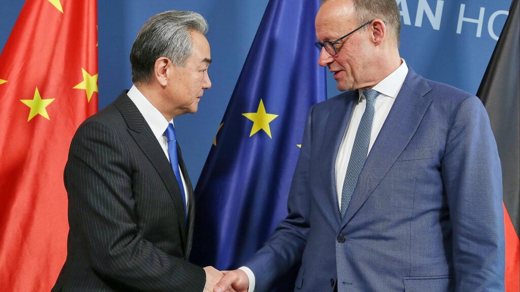 Linke: Merz soll China für Ukraine-Verhandlungen gewinnen 3 Wang Yi und Friedrich Merz (Archiv)