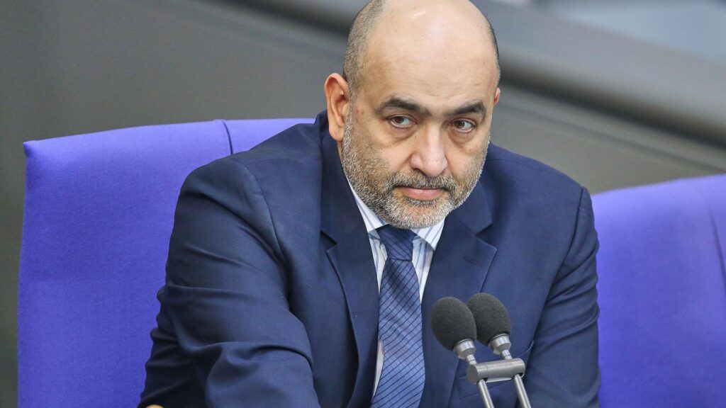 Nouripour will mehr "Beinfreiheit" für Grünen-Spitze 15 Omid Nouripour am 26.02.2026