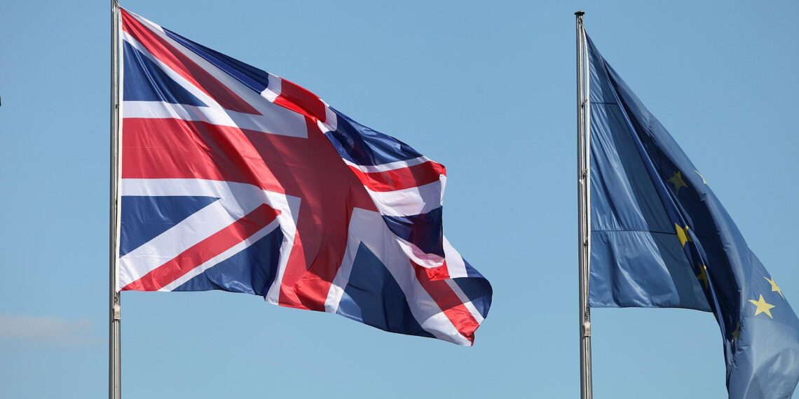Fahnen von EU und Großbritannien (Archiv)