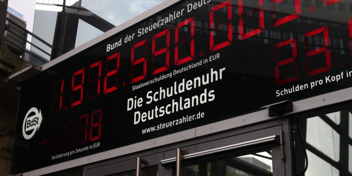 IW: Bundeshaushalt gerät zunehmend in Schieflage 1 Schuldenuhr (Archiv)