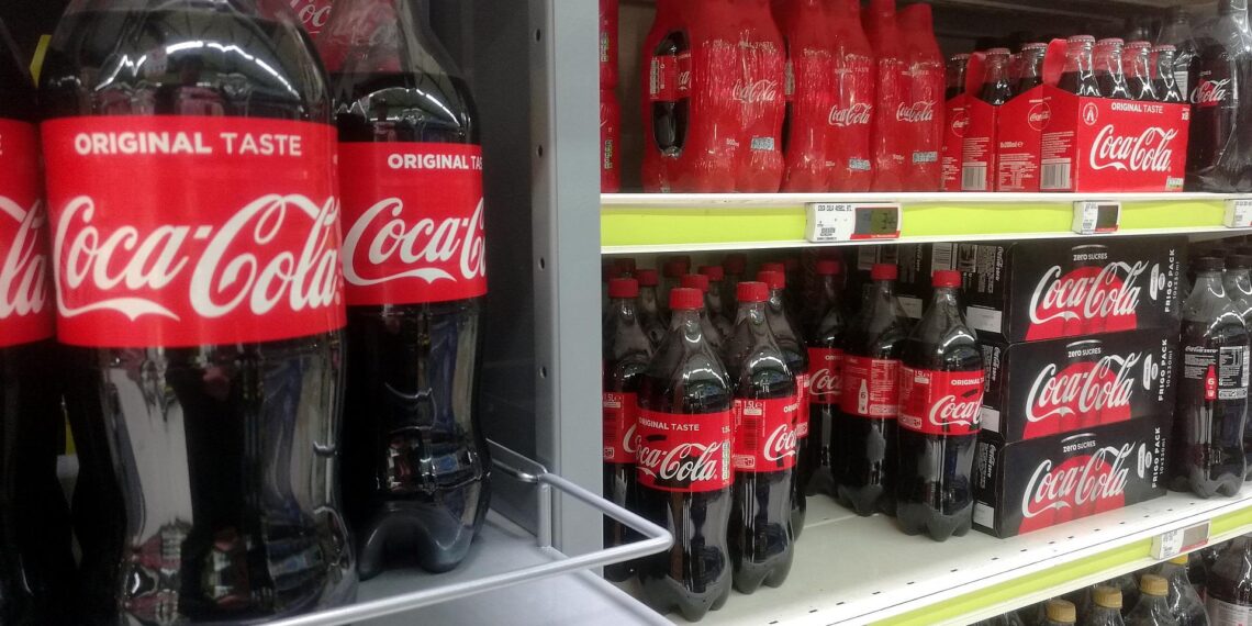 Coca-Cola in einem Supermarktregal (Archiv)