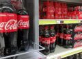 Coca-Cola in einem Supermarktregal (Archiv)
