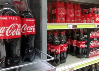Coca-Cola in einem Supermarktregal (Archiv)