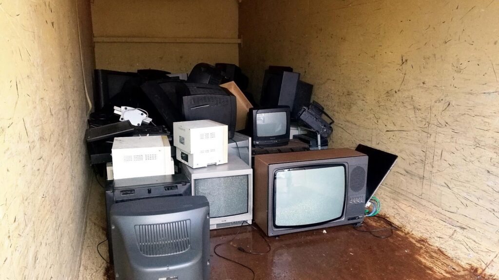 Kaputte Fernseher in einem Container (Archiv)