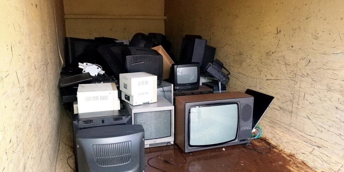 Kaputte Fernseher in einem Container (Archiv)