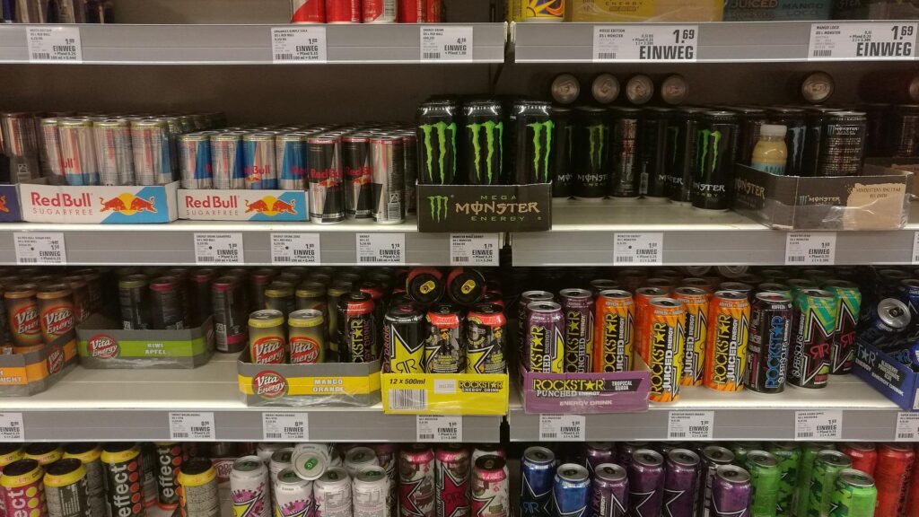 Energydrinks im Supermarktregal (Archiv)