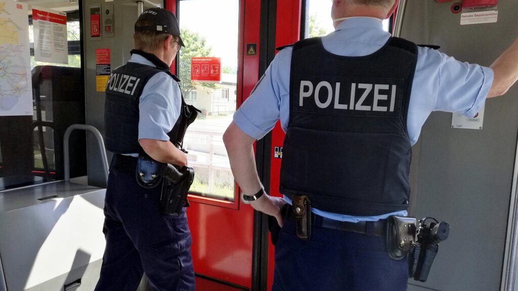 Zwei Polizisten im Zug (Archiv)