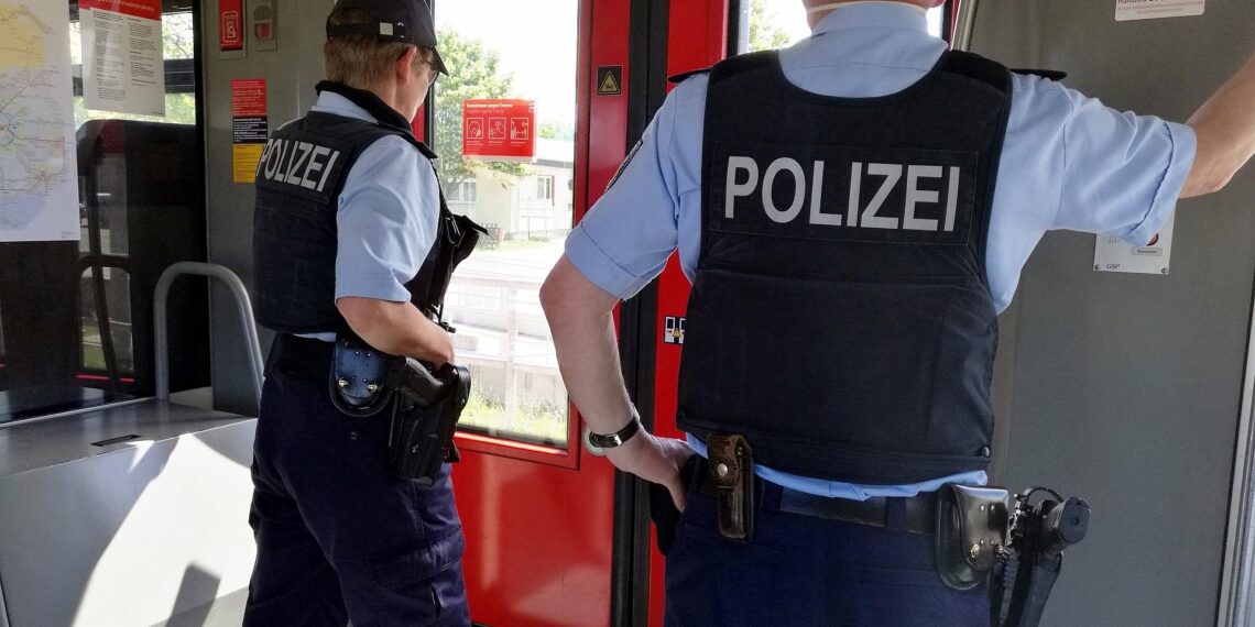 Zwei Polizisten im Zug (Archiv)