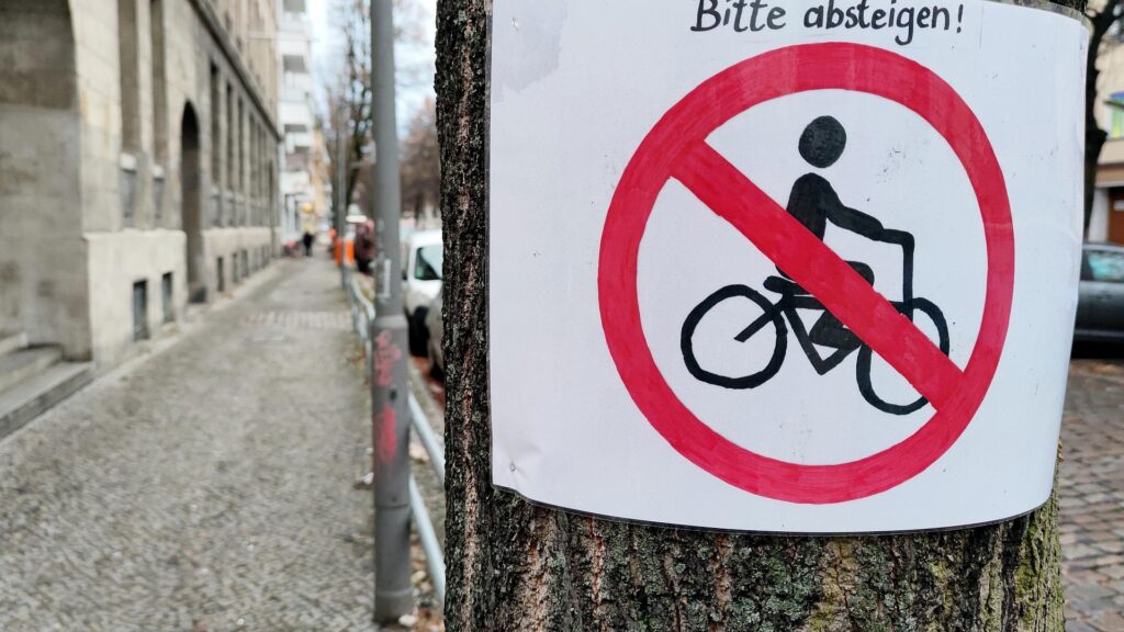 Selbstgemaltes Verbotsschild für Fahrradfahrer (Archiv)