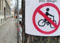 Selbstgemaltes Verbotsschild für Fahrradfahrer (Archiv)