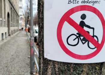 Fußgängerverband will härtere Strafen für Radfahren auf Gehwegen 3 Selbstgemaltes Verbotsschild für Fahrradfahrer (Archiv)