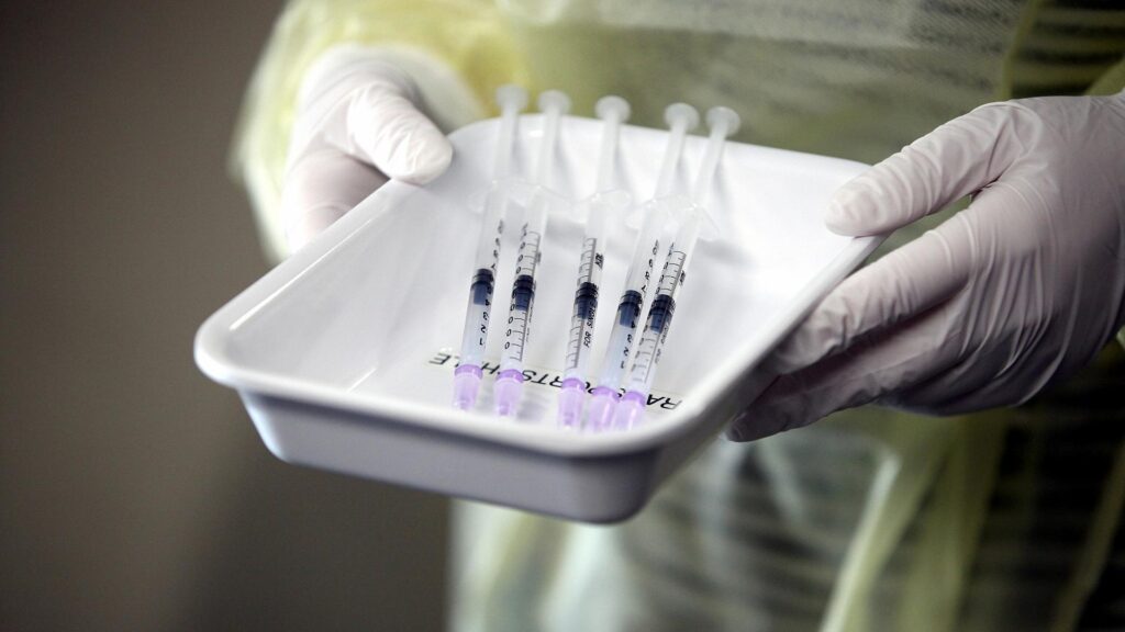 Aufgezogene Impfspritzen (Archiv)