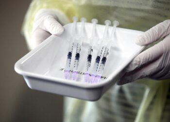 Aufgezogene Impfspritzen (Archiv)