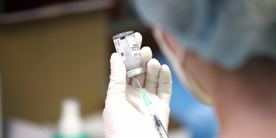 Impfspritze mit Moderna wird aufgezogen (Archiv)