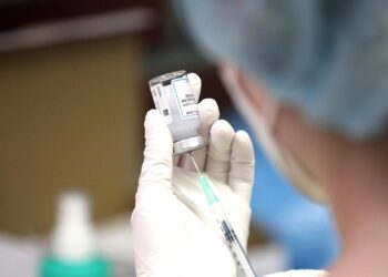 Impfspritze mit Moderna wird aufgezogen (Archiv)