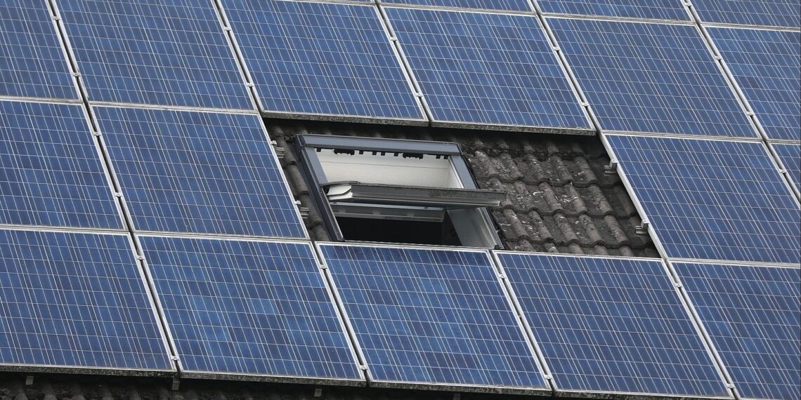 Solarzellen auf einem Dach (Archiv)