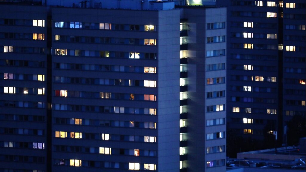 Wohnungen bei Anbruch der Dunkelheit (Archiv)