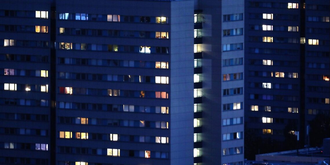 Wohnungen bei Anbruch der Dunkelheit (Archiv)