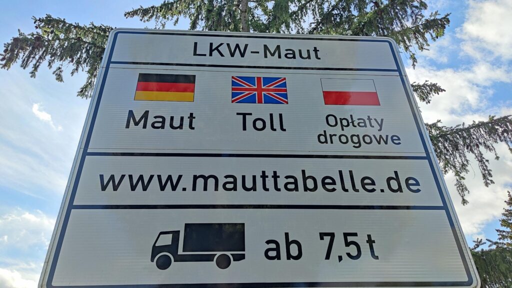 Hinweisschild auf LKW-Maut (Archiv)
