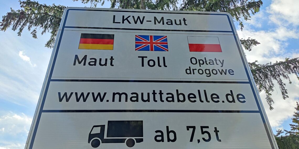 Hinweisschild auf LKW-Maut (Archiv)
