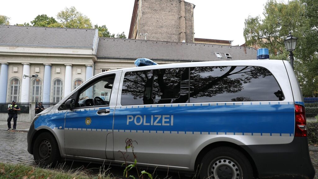 Polizei vor Synagoge (Archiv)