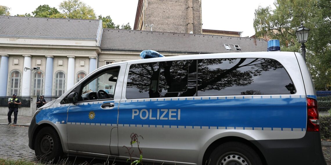 Polizei vor Synagoge (Archiv)
